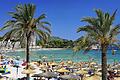 Urlauber erholen sich in der Badebucht von Paguera auf der spanischen Baleareninsel Mallorca. Spanien bleibt Top-Reiseziel. Foto: Andreas Lander       -  Urlauber erholen sich in der Badebucht von Paguera auf der spanischen Baleareninsel Mallorca.