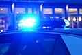 Ein Streifenwagen der Polizei mit eingeschaltetem Blaulicht       -  Polizei findet in einem Erlanger Haus ein großes Waffenlager. (Symbolbild)