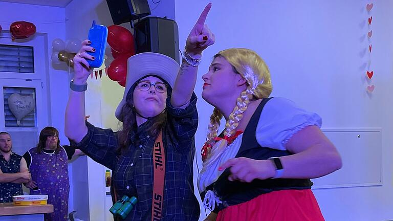 Immer dem Navi nach: Die Leubacher Damen brachten eine überraschende Version des Märchens 'Hänsel und Gretel' auf die Bühne.