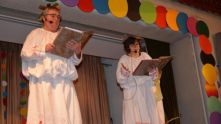 Petrus (Getrud Wackerbauer) und Paulus (Hubert Wagner) schauten ganz genau auf das Treiben auf Erden.