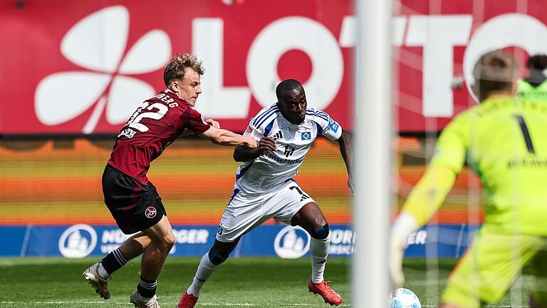 1. FC Nürnberg - Hamburger SV       -  Nach seiner Gala-Vorstellung hat HSV-Offensivspieler Jean-Luc Dompé mit Häme auf Aussagen eines Gegenspielers Tim Janisch (l) reagiert.