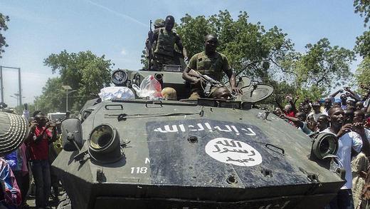 Kampf gegen Boko Haram       -  Nigerianische Regierungstruppen zeigen ein von der Terrormiliz Boko Haram erobertes gepanzertes Fahrzeug. Foto: Tony Nwosu/Archiv