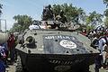 Kampf gegen Boko Haram       -  Nigerianische Regierungstruppen zeigen ein von der Terrormiliz Boko Haram erobertes gepanzertes Fahrzeug. Foto: Tony Nwosu/Archiv