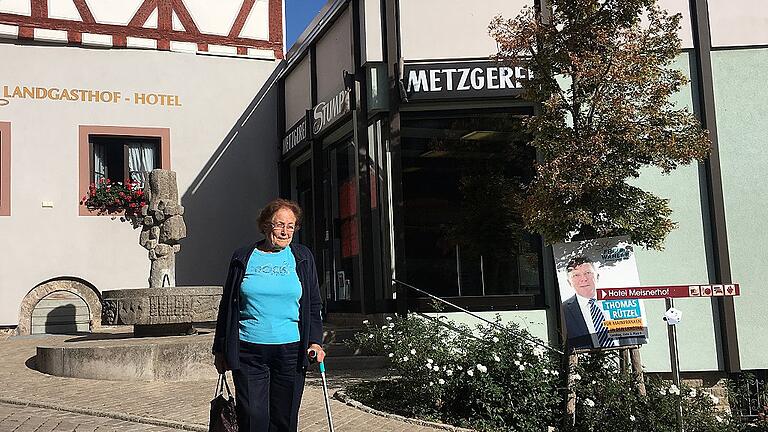 Der letzte Einkauf: Die bald 85-jährige Mathilde Konrad deckte sich bei Metzger Stumpf in Erlabrunn noch mal mit Wurst ein. Künftig muss sie mit ihrem E-Rollator in den Nachbarort fahren. Der letzte Einkauf: Die bald 85-jährige Mathilde Konrad deckte sich bei Metzger Stumpf in Erlabrunn noch mal mit Wurst ein. Künftig muss sie mit ihrem E-Rollator in den Nachbarort fahren.