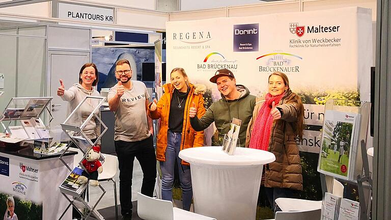 Von der ersten Minute an voll motiviert präsentierte sich in Stuttgart das Bad Brückenauer Messeteam mit (von links) Kathrin Romeis-Merten (Tourist-Information), Matthias Grief (Dorint), Vanessa Klaus (Regena) Jonathan Kirchner (Malteserklinik) und Sandra Huerga-Kanzler (Regena).Fotos: Jonathan Kirchner - Von der ersten Minute an voll motiviert präsentierte sich in Stuttgart das Bad Brückenauer Messeteam mit (von links) Kathrin Romeis-Merten (Tourist-Information), Matthias Grief (Dorint), Vanessa Klaus (Regena) Jonathan Kirchner (Malteserklinik) und Sandra Huerga-Kanzler (Regena).Fotos: Jonathan Kirchner Von der ersten Minute an voll motiviert präsentierte sich in Stuttgart das Bad Brückenauer Messeteam mit (von links) Kathrin Romeis-Merten (Tourist-Information), Matthias Grief (Dorint), Vanessa Klaus (Regena) Jonathan Kirchner (Malteserklinik) und Sandra Huerga-Kanzler (Regena).Fotos: Jonathan Kirchner - Von der ersten Minute an voll motiviert präsentierte sich in Stuttgart das Bad Brückenauer Messeteam mit (von links) Kathrin Romeis-Merten (Tourist-Information), Matthias Grief (Dorint), Vanessa Klaus (Regena) Jonathan Kirchner (Malteserklinik) und Sandra Huerga-Kanzler (Regena).Fotos: Jonathan Kirchner