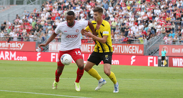 Kickers-Angreifer Saliou Sane im Zweikampf mit Mario Kufner. Kickers-Angreifer Saliou Sane im Zweikampf mit Mario Kufner.