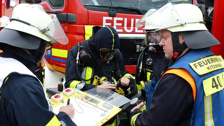 Die Atemschutzträger melden sich zum Einsatz an. Die Atemschutzträger melden sich zum Einsatz an.