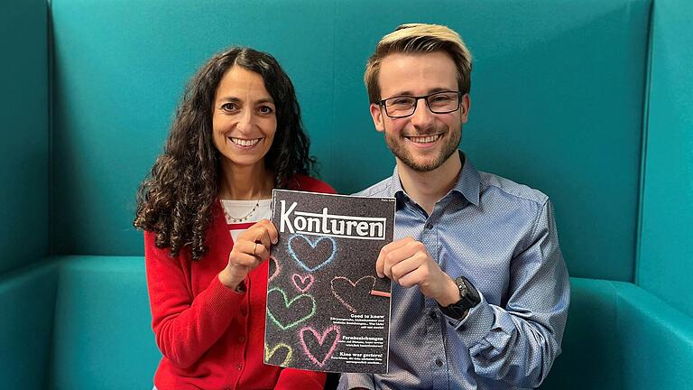 Philipp Wohlfart und Christine Maier-Fürsich zeigen stolz ihre Ausgabe der Schülerzeitung Konturen, mit der sie den Sonderpreis 'Eure Beiträge zu Europa' gewonnen haben. Philipp Wohlfart und Christine Maier-Fürsich zeigen stolz ihre Ausgabe der Schülerzeitung Konturen, mit der sie den Sonderpreis 'Eure Beiträge zu Europa' gewonnen haben.