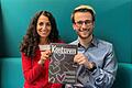 Philipp Wohlfart und Christine Maier-Fürsich zeigen stolz ihre Ausgabe der Schülerzeitung Konturen, mit der sie den Sonderpreis 'Eure Beiträge zu Europa' gewonnen haben.