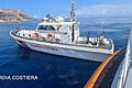 Mehrere Vermisste nach Bootsunglück vor Sizilien       -  Ein Schiff der italienischen Küstenwache ist auf der Suche nach Vermissten.