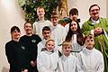 Auf dem Foto (vorne von links): Vincent Hock, Marvin Möhler, Niklas Heidenfelder; (Mitte von links): Barbara Mehling, Marion Ebert, Lukas Kraus, Lena Ebert, Pfarrer Olszewski, (hinten von links): Linus Mehling, Clemens Mehling, Nico Ühlein. Es fehlen Marie und Hannes Gläser.