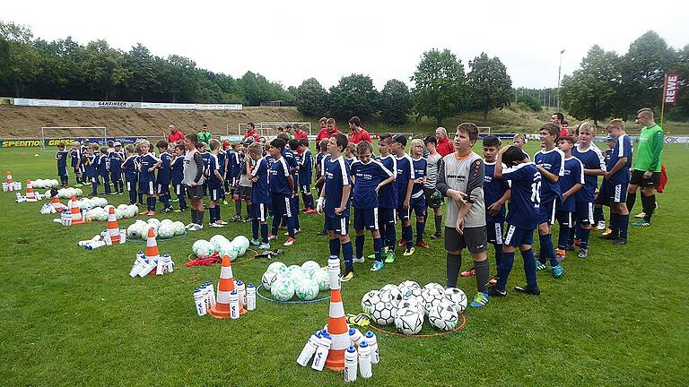 Gut ausgestattet ging es in den Trainingsbetrieb beim Fußballcamp des FC Gerolzhofen.