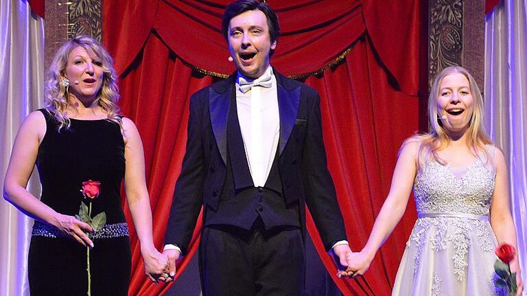 Schwungvoll ließen Janel Frazée (von links), Armin Stöckl und Katja Franziska Kunstmann die Musical- und Operettengala in der Stadthalle ausklingen. Foto Nerche-Wolf