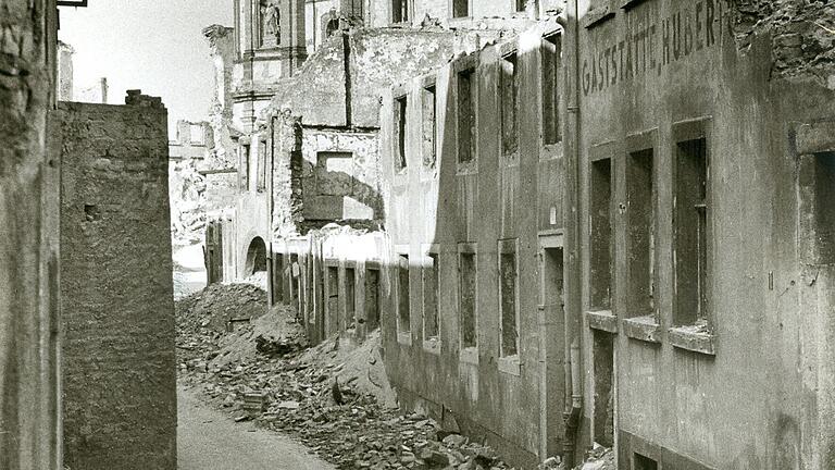 In Schutt und Asche liegt auch die Badergasse, die zum Petersplatz führt. In Schutt und Asche liegt auch die Badergasse, die zum Petersplatz führt.