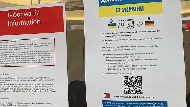 Infozettel mit QR-Code auf ukrainischer Sprache am Bahnhof Würzburg. Infozettel mit QR-Code auf ukrainischer Sprache am Bahnhof Würzburg.