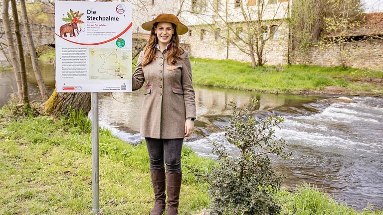 Die derzeit amtierende Deutsche Baumkönigin Johanna Werk eröffnete als Ehrengast den Sparkassen-Erlebnisweg 'Rhöner Baumart' in Ostheim vor der Rhön.