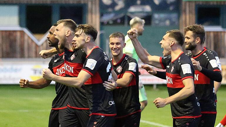 Torschütze Yannick Scholz (2.v.l.) jubelt mit seinen Mannschaftskollegen von den Würzburger Kickers über sein entscheidendes 1:0.