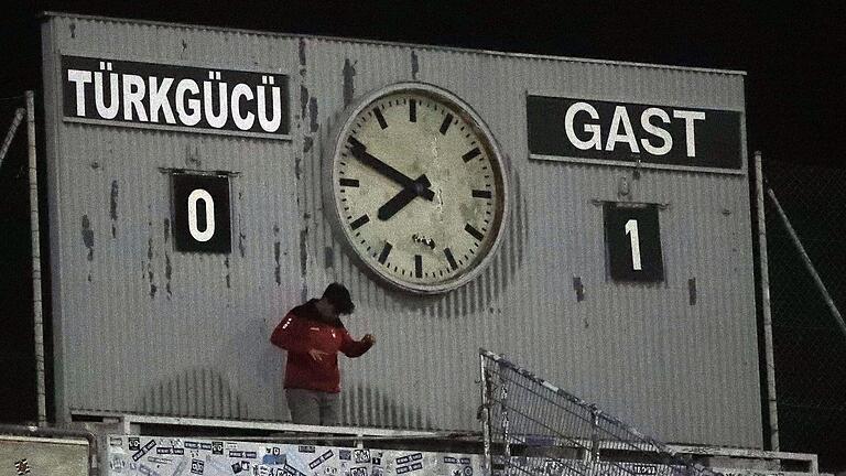 Die Anzeigetafel mit Spielstand im Grünwalder Stadion beim Regionalliga-Spiel von Türkgücü München gegen die Würzburger Kickers. Die Kickers gewannen auswärts mit 1:0.