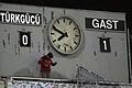 Die Anzeigetafel mit Spielstand im Grünwalder Stadion beim Regionalliga-Spiel von Türkgücü München gegen die Würzburger Kickers. Die Kickers gewannen auswärts mit 1:0.