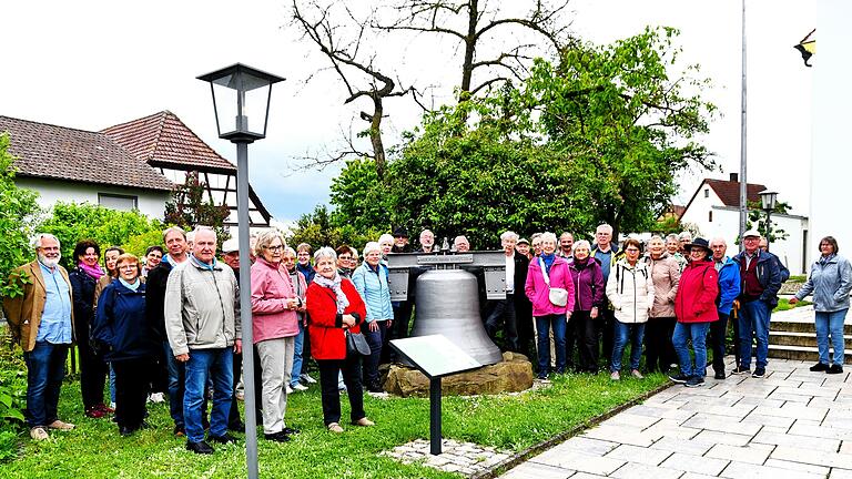 Die Gäste des Freitagstreffs an der ersten und größten Glocke des Gernacher Glockenwegs, der Aegidiusglocke.