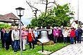 Die Gäste des Freitagstreffs an der ersten und größten Glocke des Gernacher Glockenwegs, der Aegidiusglocke.