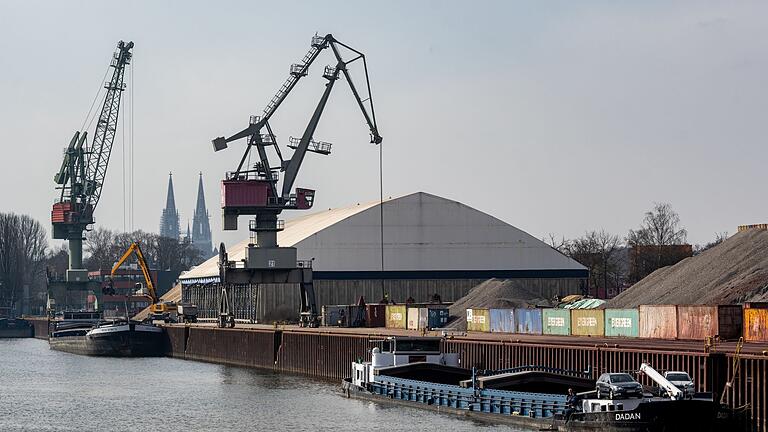 Bayernhafen - Die sechs Bayernhafen-Standorte schlugen 2024 weniger Güter um. (Archivbild) Bayernhafen - Die sechs Bayernhafen-Standorte schlugen 2024 weniger Güter um. (Archivbild)