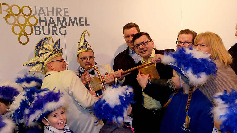 Markus Daum (links) packt kräftig beim Rathaussturm der HakaGe an, am anderen Ende des Rathausschlüssels Hammellburgs Bürgermeister Armin Warmuth. Foto: Gerd Schaar       -  Markus Daum (links) packt kräftig beim Rathaussturm der HakaGe an, am anderen Ende des Rathausschlüssels Hammellburgs Bürgermeister Armin Warmuth. Foto: Gerd Schaar