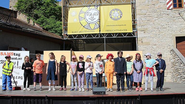 Die Kinder der Grundschule Röttingen spielen bereits zum dritten Mal auf Burg Brattenstein: Im Rahmen des Jungen Theaters der Frankenfestspiele Röttingen bringen sie das Musical &bdquo;Eine Woche voller Samstage&ldquo; auf die Bühne.