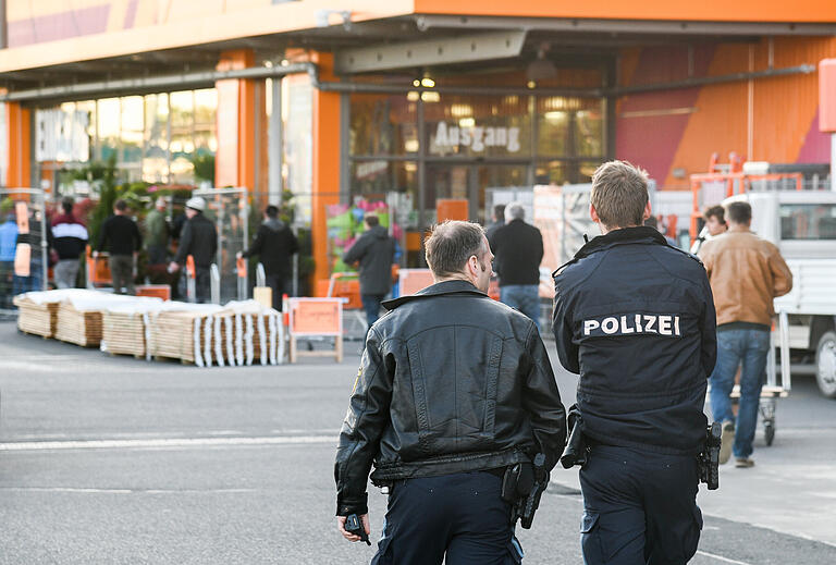 Auch die Polizei war zur Sicherheit vor Ort und unterstützte so die Mitarbeiter der Märkte.