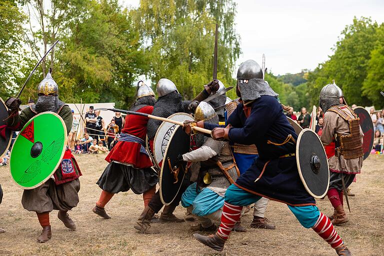 Schaukämpfe unter Wikingern. Unter dem Gewand trägt der moderne Kämpfer Eishockey-Schutz.