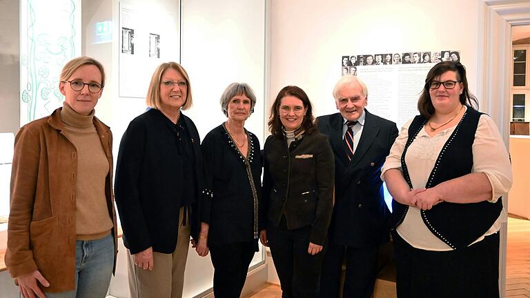 Bei der Ausstellungseröffnung im Spessartmuseum (von links): Anne Kraft (Sachgebietsleiterin Museen Bezirk Unterfranken), Ruth Steger dritte Bürgermeisterin Lohr), Maude Schlossmann, Landrätin Sabine Sitter, Wolfgang Vorwerk (Vorsitzender des Geschichts- und Museumsvereins Lohr) und Christa Schleicher (wissenschaftliche Mitarbeiterin des Spessartmuseums).