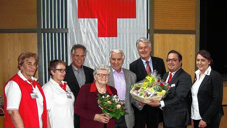 187 ehrenamtliche Mitglieder des DRK Kreisverbandes Tauberbischofsheim wurden geehrt, darunter auch Erich Stephan aus Lauda, der seit 55 Jahren mit dabei ist; (von links) Renate Alter und Gerda Ludwig (Ortsverband Lauda), Landrat Reinhard Frank, Liselotte und Erich Stephan, Präsident Oskar Fuchs, Tobias Stindel und Manuela Grau (stellvertretender Geschäftsführer und Geschäftsführerin Kreisverband Tauberbischofsheim)