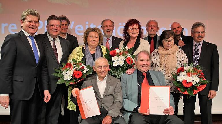 Erinnerungsbild zum 125-jährigen Jubiläum des SPD-Ortsvereins Veitshöchheim (von links sitzend): Die Geehrten Günther Grein und Rudi Hepf, hinten MdL Georg Rosenthal, MdL Volkmar Halbleib, Gitarrist Bernhard von der Goltz, Bundestagskandidatin Eva-Maria Linsenbreder, Verteidigungsstaatssekretär a.D. Walter Kolbow, Europaabgeordnete Kerstin Westphal, Altbürgermeister Rainer Kinzkofer, SPD-Ortsvereins-Vorsitzende Gertraud Azar, Klarinettist Matthias Ernst und stellvertretender SPD-Ortsvereins-Vorsitzender Albert Greiner.