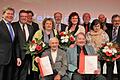 Erinnerungsbild zum 125-jährigen Jubiläum des SPD-Ortsvereins Veitshöchheim (von links sitzend): Die Geehrten Günther Grein und Rudi Hepf, hinten MdL Georg Rosenthal, MdL Volkmar Halbleib, Gitarrist Bernhard von der Goltz, Bundestagskandidatin Eva-Maria Linsenbreder, Verteidigungsstaatssekretär a.D. Walter Kolbow, Europaabgeordnete Kerstin Westphal, Altbürgermeister Rainer Kinzkofer, SPD-Ortsvereins-Vorsitzende Gertraud Azar, Klarinettist Matthias Ernst und stellvertretender SPD-Ortsvereins-Vorsitzender Albert Greiner.