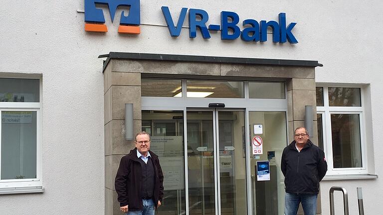 Die Filiale der VR-Bank in Nordheim schließt am 30. November. Bürgermeister Thomas Fischer (links) und sein Stellvertreter Roberto Breunig wollen das nicht widerspruchslos hinnehmen.