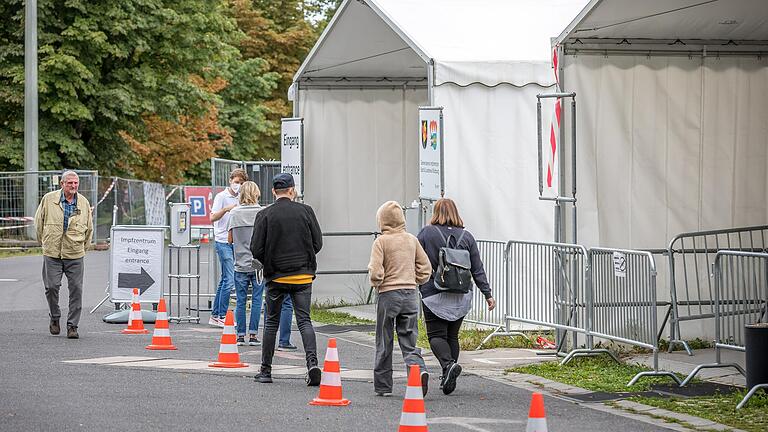 Die Impfzentren in Stadt und Landkreis Würzburg stellten wegen mangelnder Nachfrage Ende September ihren Betrieb ein. Angesichts aktuell großer Nachfrage wird demnächst&nbsp; zumindest das Würzburger Impfzentrum an der Talavera wieder öffnen. Ein genauer Termin ist aber noch nicht bekannt.