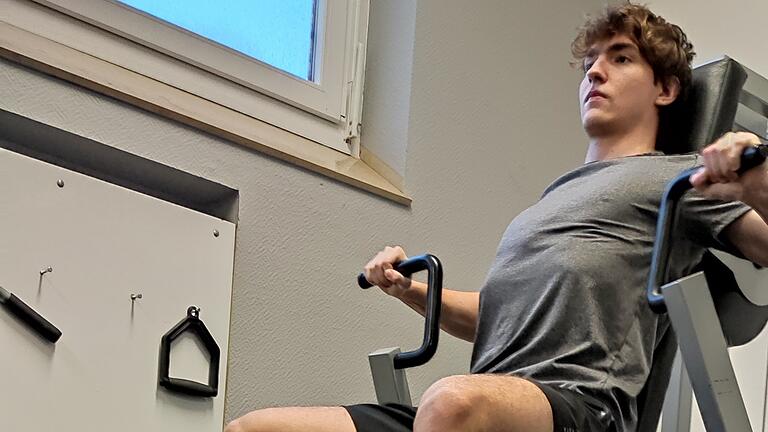 Moritz Kirchner, Q11, beim Training an den Geräten im neuen Kraftraum. Moritz Kirchner, Q11, beim Training an den Geräten im neuen Kraftraum.