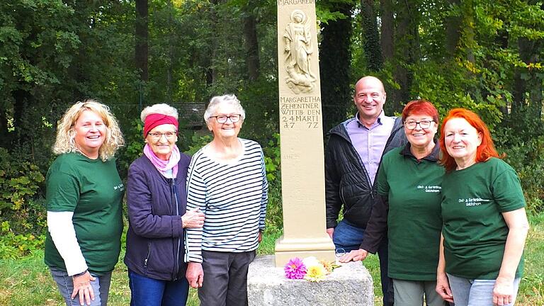 Durch die Initiative des Gelchsheimer Obst- und Gartenbauverein wurde der 251-jährige  gemeindeeigene Bildstock restauriert. Von links: Anja Schiffert, Monika Schmitt, Rosina Hilpert, Roland Nöth, Monika Leimig und Annemarie Büser.