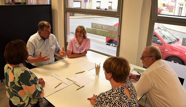 Bei einem Workshop in Lohr wurden Ideen gesammelt, wie die Region Main-Werntal auch mit Hilfe digitaler Unterstützung vorangebracht werden kann. Im Bild die Arbeitsgruppe 'Alltagshelfer'.