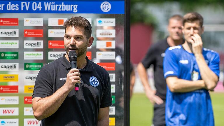 Trainer Philipp Eckart (links) spricht bei der Mannschaftsvorstellung des Würzburger FV auf der Sepp-Endres-Sportanlage an der Mainaustraße. Eckart, der den WFV im November vergangenen Jahres übernommen hatte, hat seinen Vertrag beim Fußball-Bayernligisten um zwei weitere Jahre verlängert.