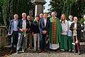 Nach dem Friedensgottesdienst und der Kranzniederlegung mit beeindruckenden Reden am Kriegerdenkmal in Burggrumbach. Mit dabei waren die 2. Vorsitzende und der 1. Vorsitzende des Kulturgeschichtlichen Arbeitskreises Reinhilde Schraud und Günter Dusel, Bürgermeister Alois Fischer, Pfarrer Helmut Rügamer (4. bis 6. von links) sowie Musikanten und Ministrantinnen aktiv.