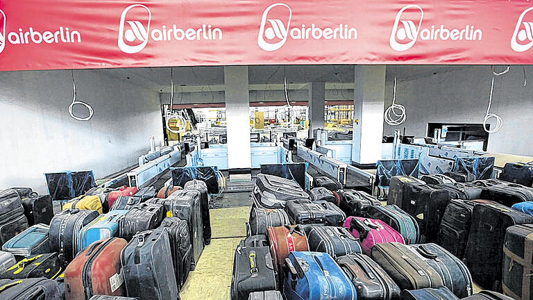 Koffer in Berlin: Test-Gepäckstücke vor dem Check-In von Air Berlin auf dem künftigen Flughafen Berlin Brandenburg International.