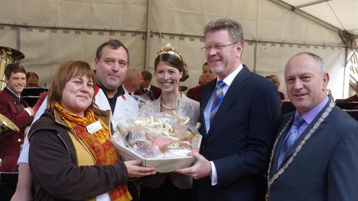 6. Rhöner Wurstmarkt       -  Feinschmeckermeile mit Magnetwirkung: Tausende strömten am Wochenende zur sechsten Auflage des Rhöner Wurstmarktes in Ostheim.