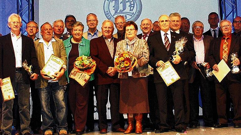 Mehr als die Hälfte der Zeit dabei: Seit über 50 Jahren gehören diese Mitglieder dem FV 1913 Lauda an, die man beim Festbankett am Freitag in der Stadthalle auszeichnete, mit dabei in der Mitte die neuen Ehrenmitglieder Heinz Vollmer und Heinz Kachel.