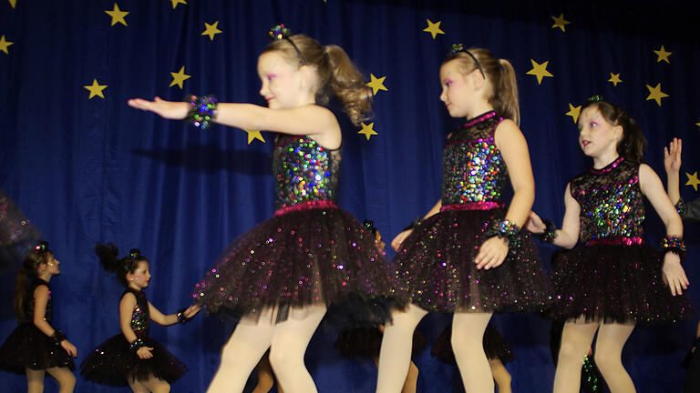 Fasching Fuchsstadt       -  Die Mädchen des Kinderballetts standen den Jungs nicht nach und zeigten eine viel beklatschte Vorstellung.