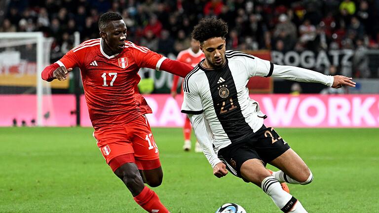 Luis Advinculva (l) und Kevin Schade       -  Advincula war im vorigen Jahr auch im Länderspiel gegen Deutschland dabei.
