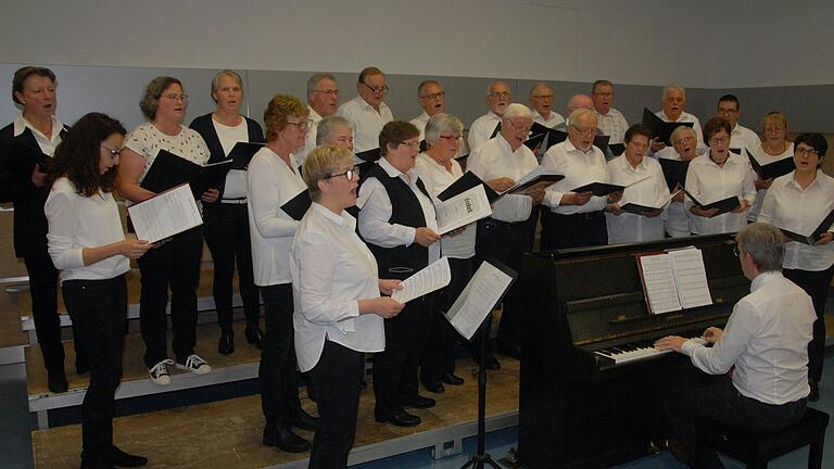 Mit dem Hüttenheimer Lied wartete der Gemischte Chor aus Hüttenheim mit Dirigent Christian Brückner am Klavier auf.