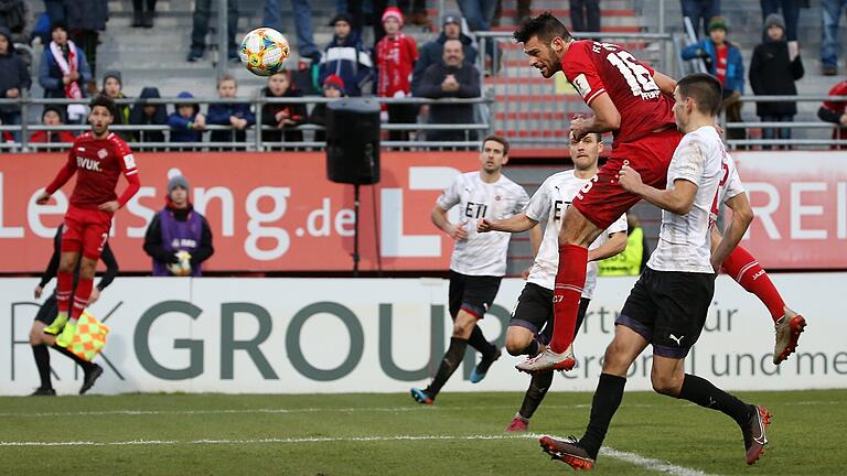 Der dritte Treffer: Luca Pfeiffer erzielt per Kopf das 3:1 für die Würzburger Kickers.