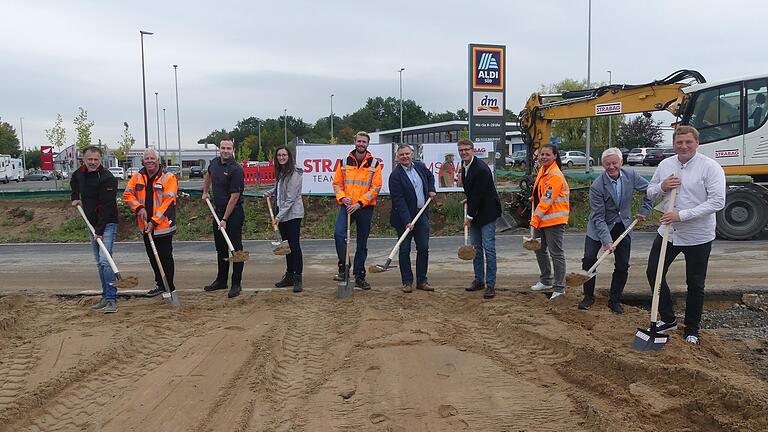 Mit dem symbolischen Spatenstich geht die Realisierung des Bauprojekts Aldi-Kreisel los. Im Foto v.l. Strabag-Bauleiter Stefan Förster, Bauleiter Matthias Ebert, Aldi Filialleiter Johannes Schejbal, von Weimann Ingenieure Leonie Gerhard und Carl Pollin, Volkachs Erster Bürgermeister Heiko Bäuerlein, vom Staatlichen Bauamt Würzburg Bereichsleiter Andreas Hecke und Abteilungsleiterin Johanna Klein, Arno Weimann und Volkachs Bauamtsleiter André Brezina. Mit dem symbolischen Spatenstich geht die Realisierung des Bauprojekts Aldi-Kreisel los. Im Foto v.l. Strabag-Bauleiter Stefan Förster, Bauleiter Matthias Ebert, Aldi Filialleiter Johannes Schejbal, von Weimann Ingenieure Leonie Gerhard und Carl Pollin, Volkachs Erster Bürgermeister Heiko Bäuerlein, vom Staatlichen Bauamt Würzburg Bereichsleiter Andreas Hecke und Abteilungsleiterin Johanna Klein, Arno Weimann und Volkachs Bauamtsleiter André Brezina.