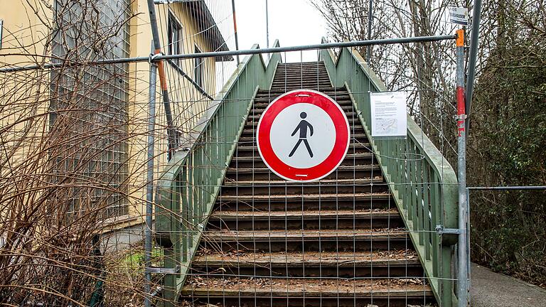 Der Fußgängersteg über die Gleise am Hauptbahnhof ist so marode, dass er gesperrt werden musste.